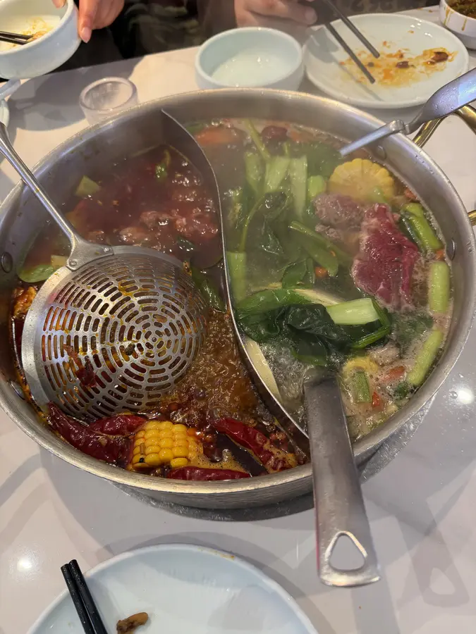 vom vielen herumlaufen gönnen wir uns einen leckeren Hotpot - das wahre «Fondue Chinois»