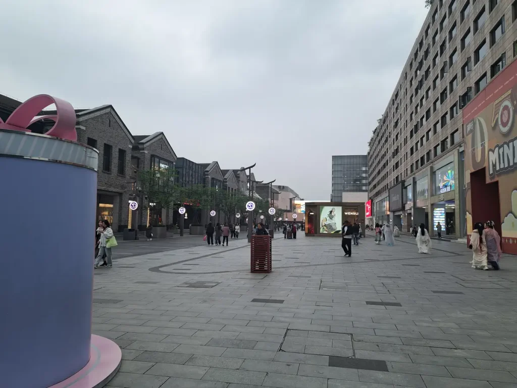 Das Hubin Viertel ist im Gegensatz dazu viel offener. Hier findet man viele Luxusmarken.