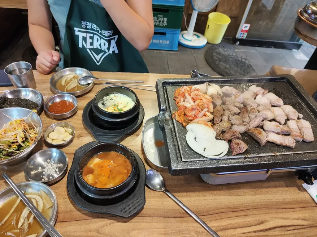 Bei diesem Korean BBQ werden zu dem bestellten Fleisch noch etliche Nebengerichte dazuserviert.