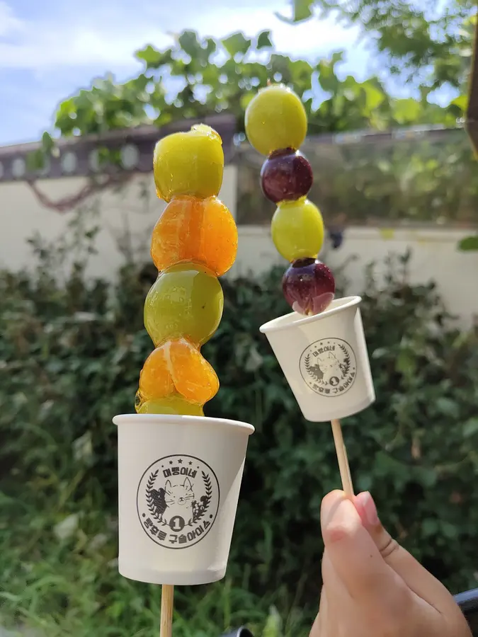 sehr erfrischend an heissen Tagen: frische Früchte mit geschmolzenem Zucker übergossen