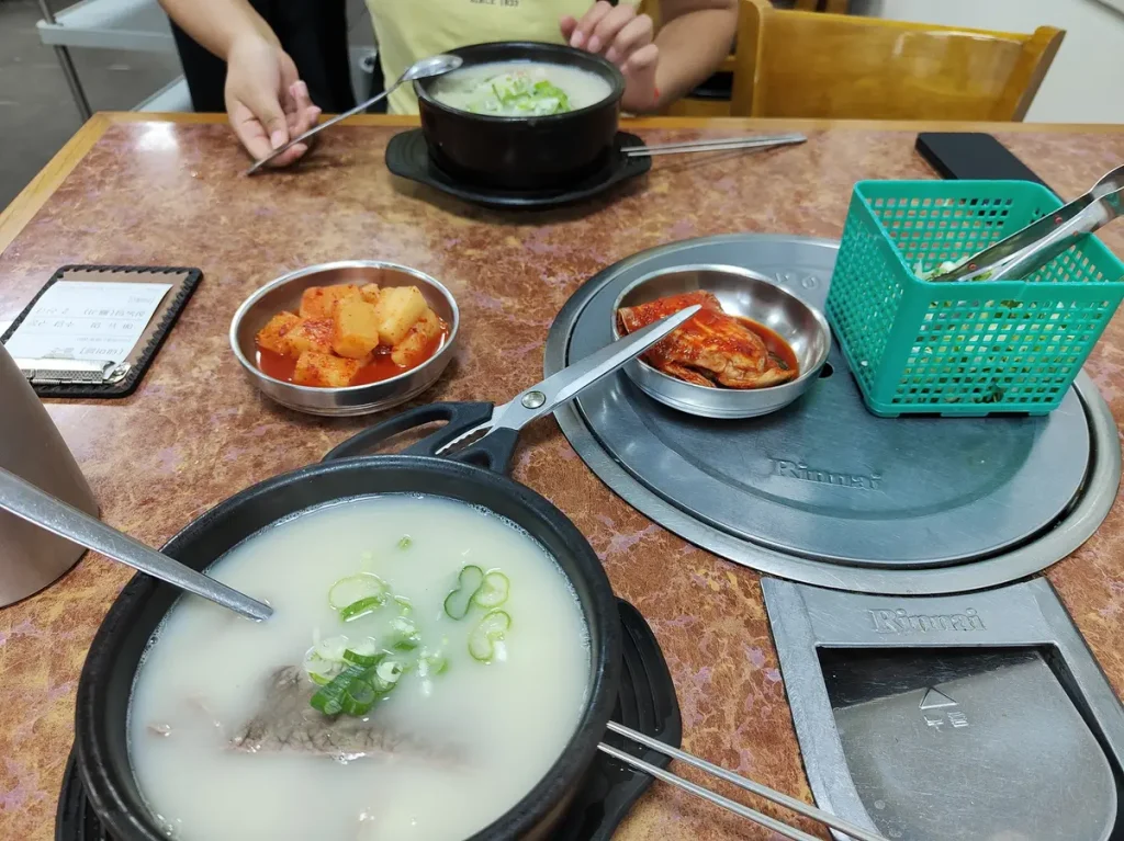 Rinderknochensuppe auf Sternenküche-Niveau - In Seoul gibt es viele einfach gehaltene Restaurants, die mit Michelin-Sternen ausgezeichnet sind.