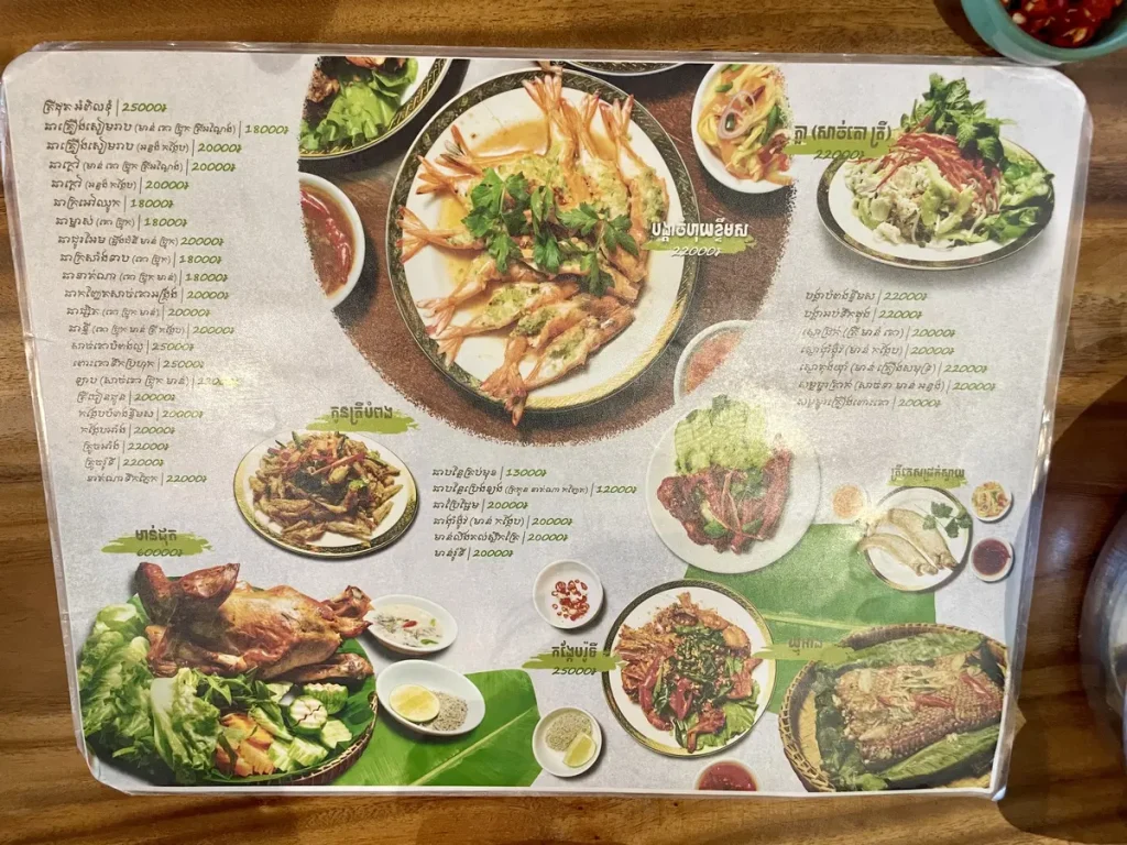 Mh, was essen wir? Was ist das alles überhaupt? Unsere erste Restaurant-Erfahrung auf dem Weg nach Siem Reap. Bestellt nach Aussehen - und satt geworden :).