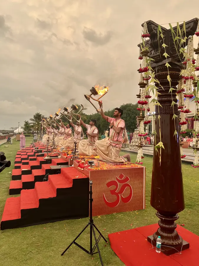Pandits (Priester) verzaubern mit einer Mangal Aarti (Feuerritual)