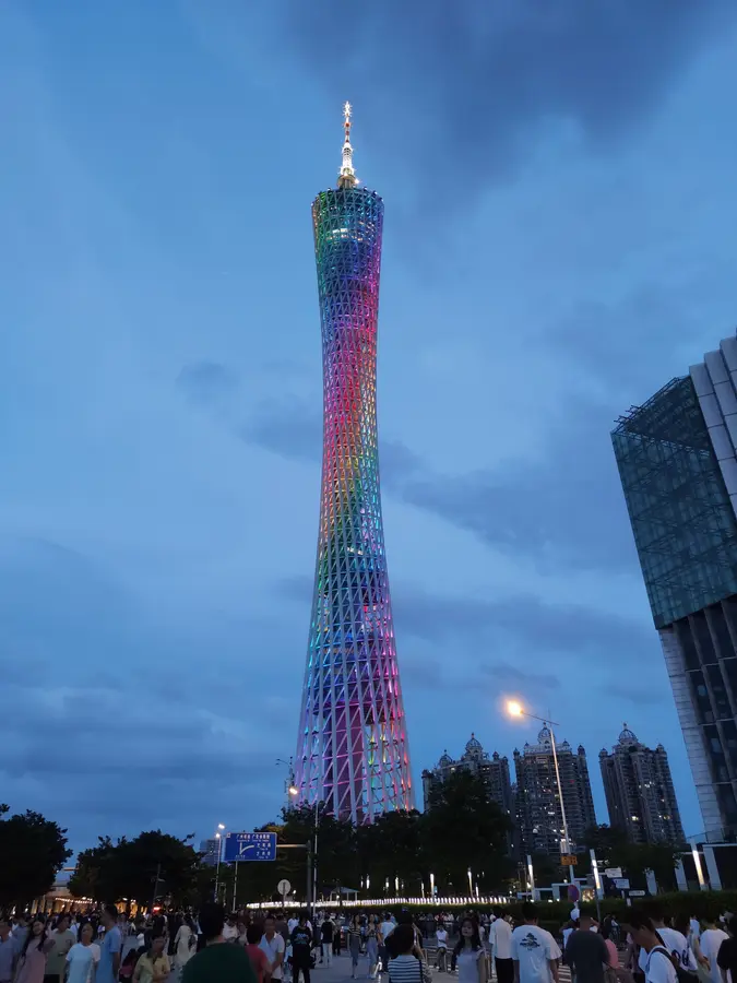 Der Canton Tower am Abend des Dragon Boat Festivals
