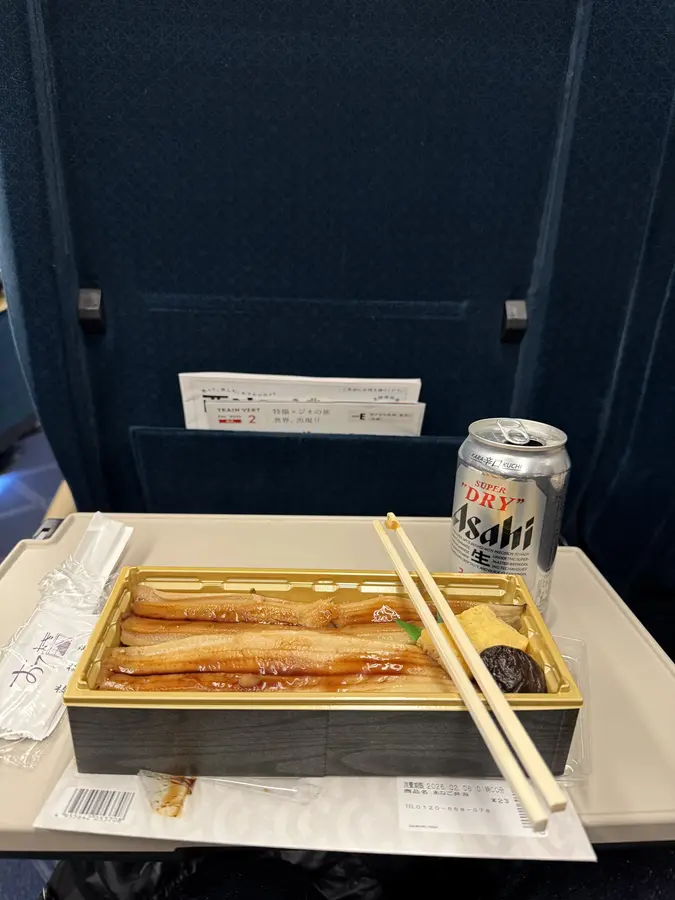 Bentobox Mittagessen auf dem Shinkansen