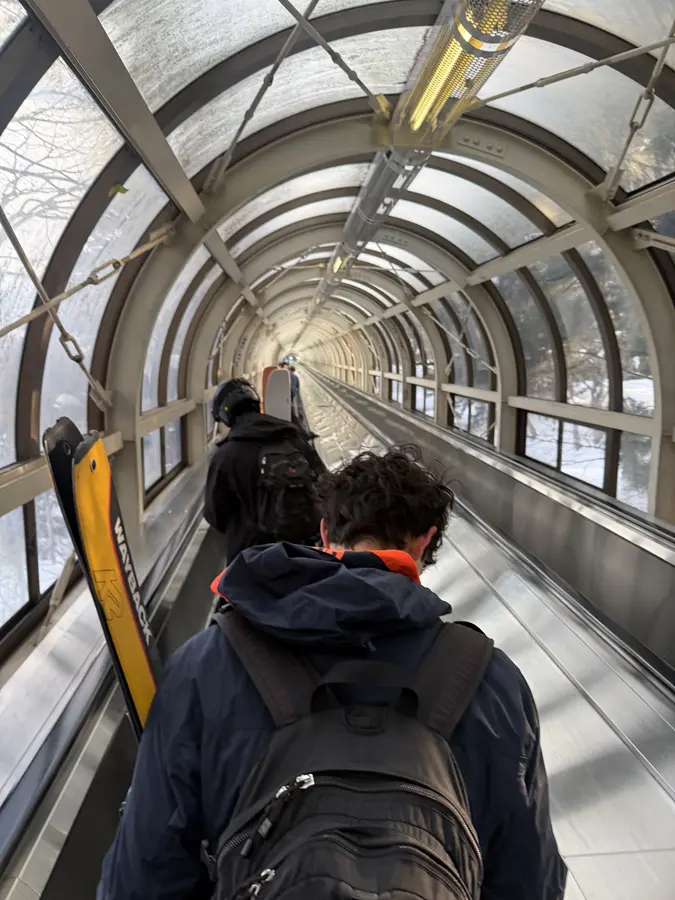 Mit der Rolltreppe ins Skigebiet