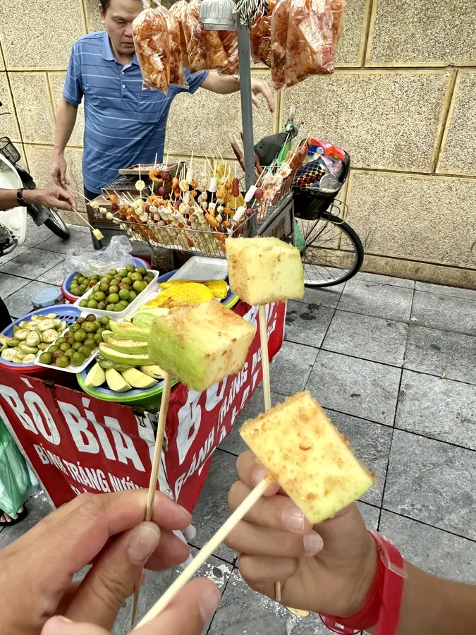 Fixfertig geschnittene und vorbereitete Früchte vom Marktstand - nicht jede davon konnten wir erkennen, aber lecker waren sie! Die Gewürzmischung zum Reintunken war ebenso sehr fein.