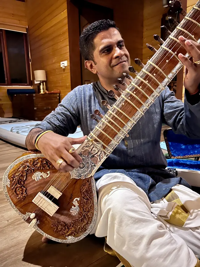 Dr. Vignesh mit seiner neuen Sitar