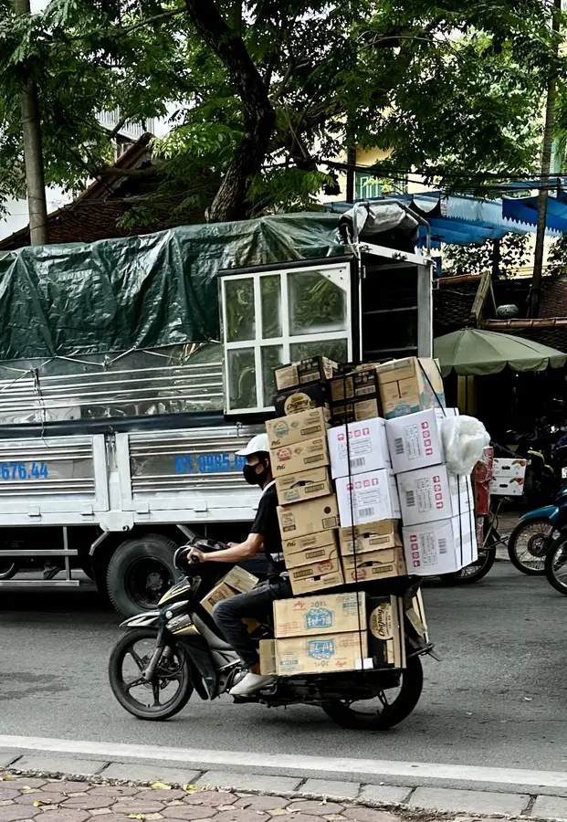 8 Mio Mopeds gibt es in Hanoi - und sie werden für jegliche Transporte genutzt.