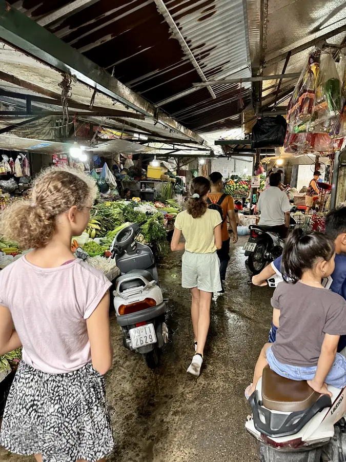 Erster Stop war ein lokaler Markt mit Gemüse, Fleisch, Fisch, frischen Lebensmitteln aller Art.