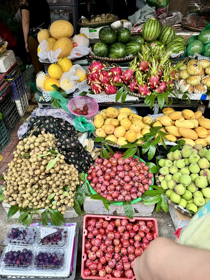 Hier haben wir ein paar Früchte gekauft: Mango, Longan etc., die wir später im Schienencafé aufschneiden lassen haben und gegessen haben.