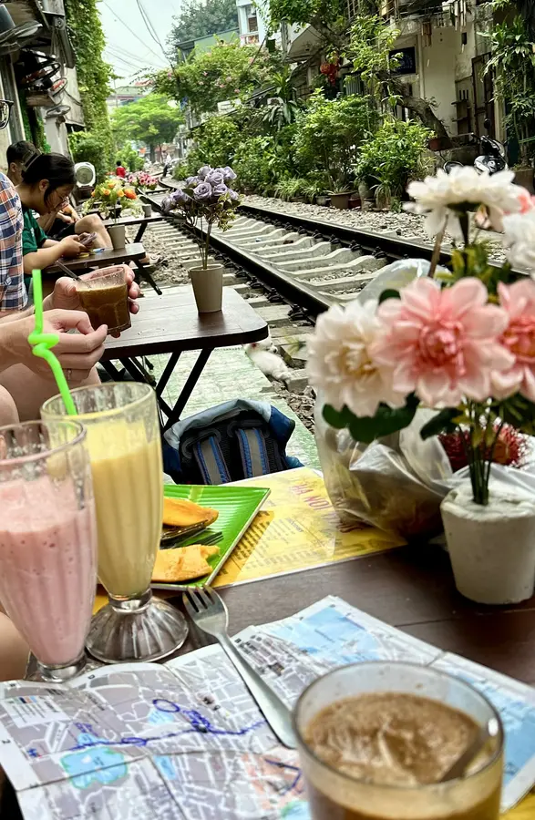 Im gemütlichen Café an den Schienen.