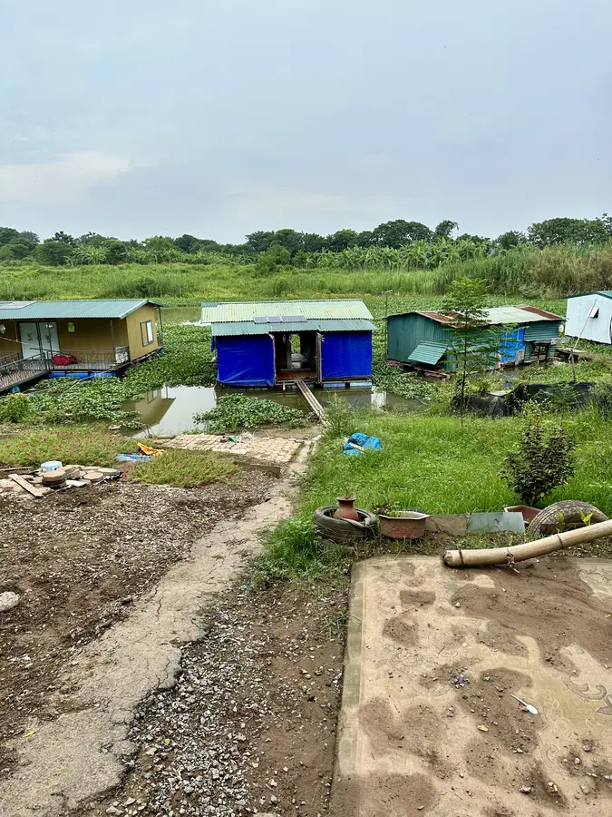 Floating Villages: hier wohnen die Ärmsten, die sich ein Leben in der Stadt nicht leisten können, meist sind es Menschen aus ländlichen Regionen, die Richtung Grossstadt flüchten.