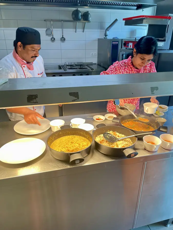 Kochkurs mit dem indischen Koch: Dhal, Gemüse-Cashew-Reis und eine Karotten-Tomatensuppe.