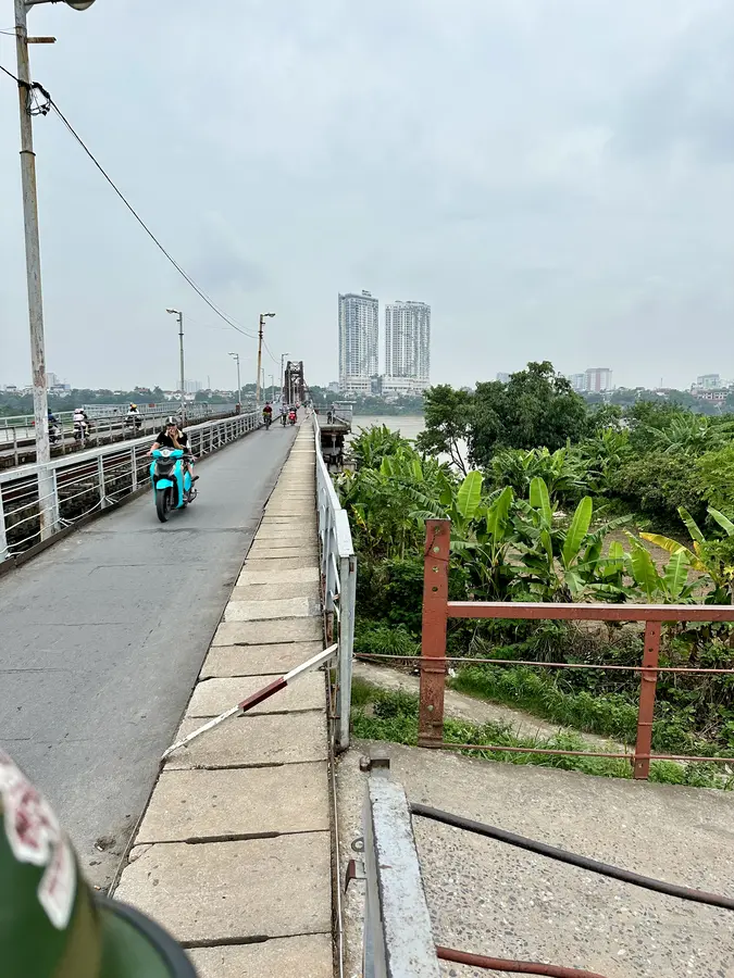 Hier sind wir auf der Mopedspur auf der Long Bien Brücke.