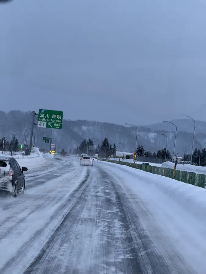 Verschneite Autobahn zurück nach Sapporo