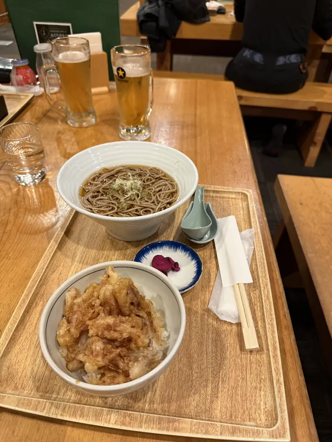 Tempura und Nudeln zum Abendessen im Onsengebäude