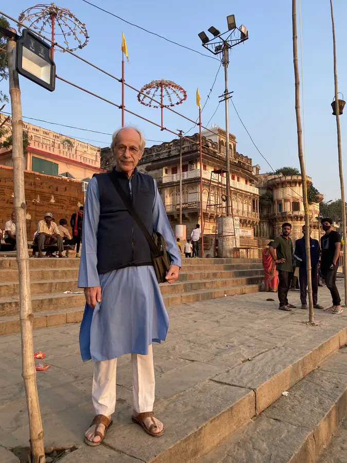 Jürgen Berg begleitete mich. Er lebt seit 40 Jahren in Indien und hat für mich viele Studienreisen durchgeführt. Er könnte über jedes einzelne Ghat eine Geschichte erzählen.