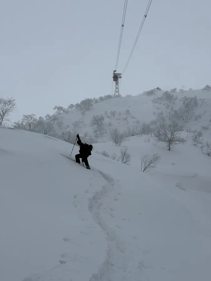 Aufstieg mit Fellen neben der Piste