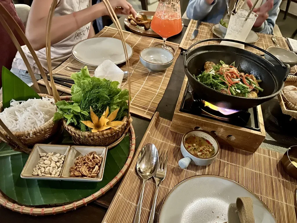 Typisches Gericht und verdammt lecker: Fischcurry im heissen Hotpot, dazu Reisnudeln, Reispapier zum Einwickeln, Kräuter, Sosse, Nüsse...