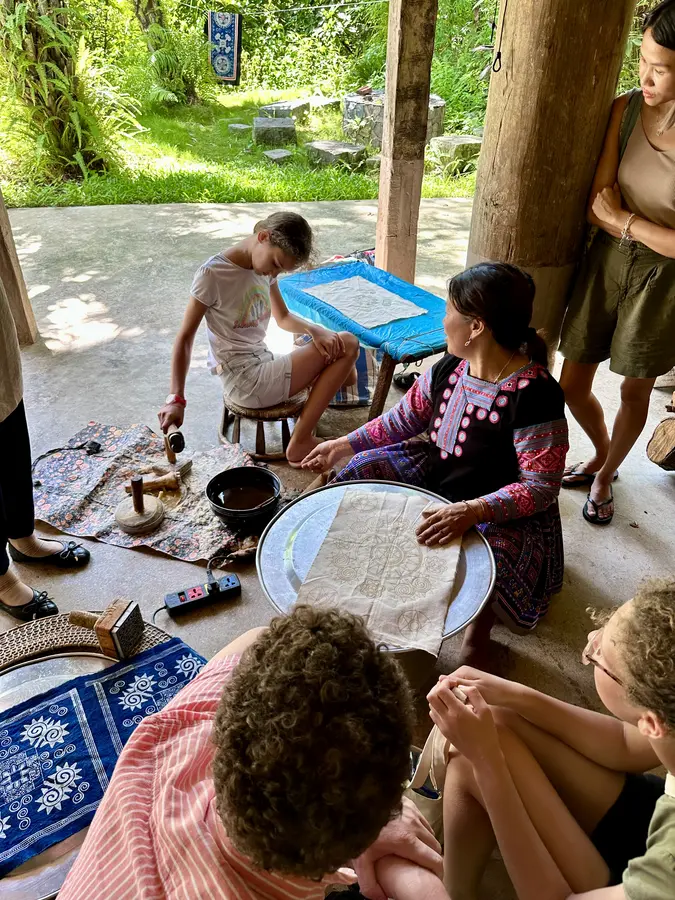 ...oder einen Batik-Workshop oder einen Fächer flechten aus Bambus.