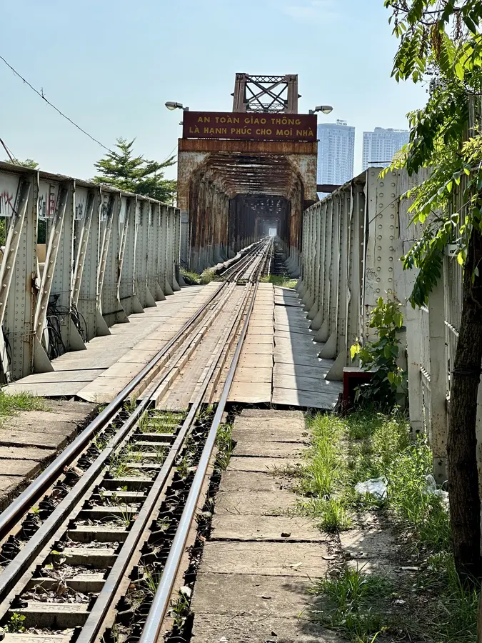 Am Long Bien Bahnhof in Hanoi - der Blick geht Richtung Long Bien Brücke. Die Long-Bien-Brücke ist eine freitragende Strassen- und Eisenbahnbrücke.