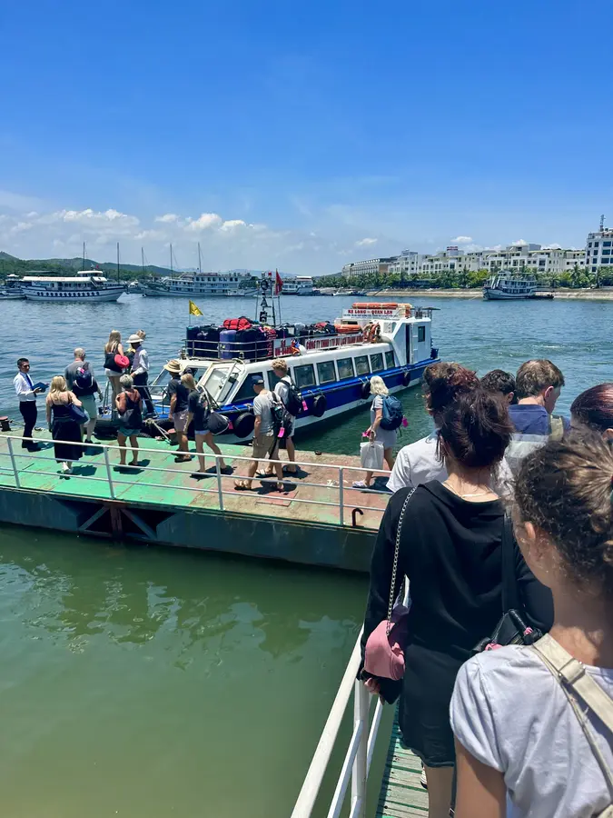 Anlegestelle - hier fahren wir mit einem Schnellboot zu unserem Kreuzfahrtschiff in der Halongbucht.