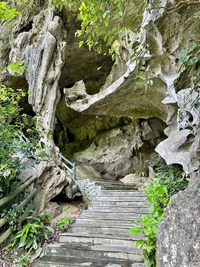 Ein schöner Spaziergang zur Höhle. Der Weg ist abgesteckt und die Höhle wird von vielen Touristen besucht.