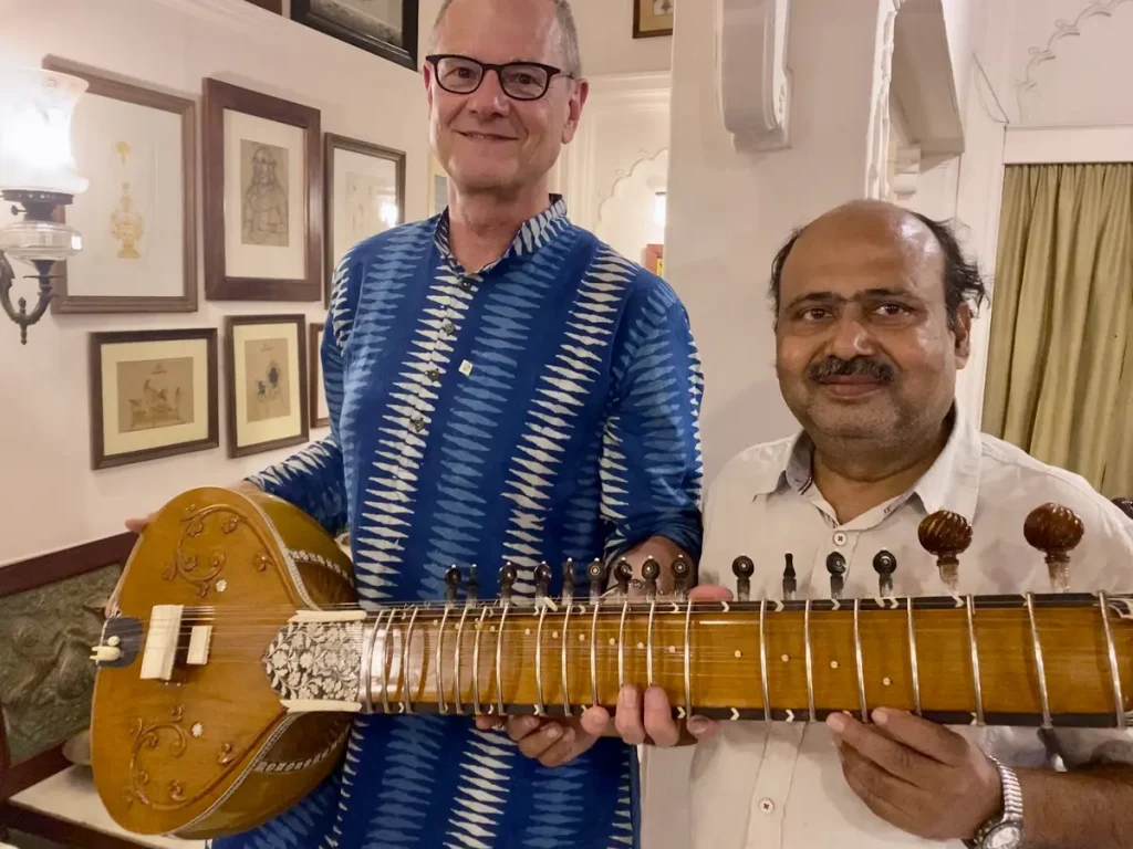 Ich weihte eine brandneue Sitar ein, der Instrumentenbauer Radhey Shyam hatte sie für mich gebaut. Wie schön!