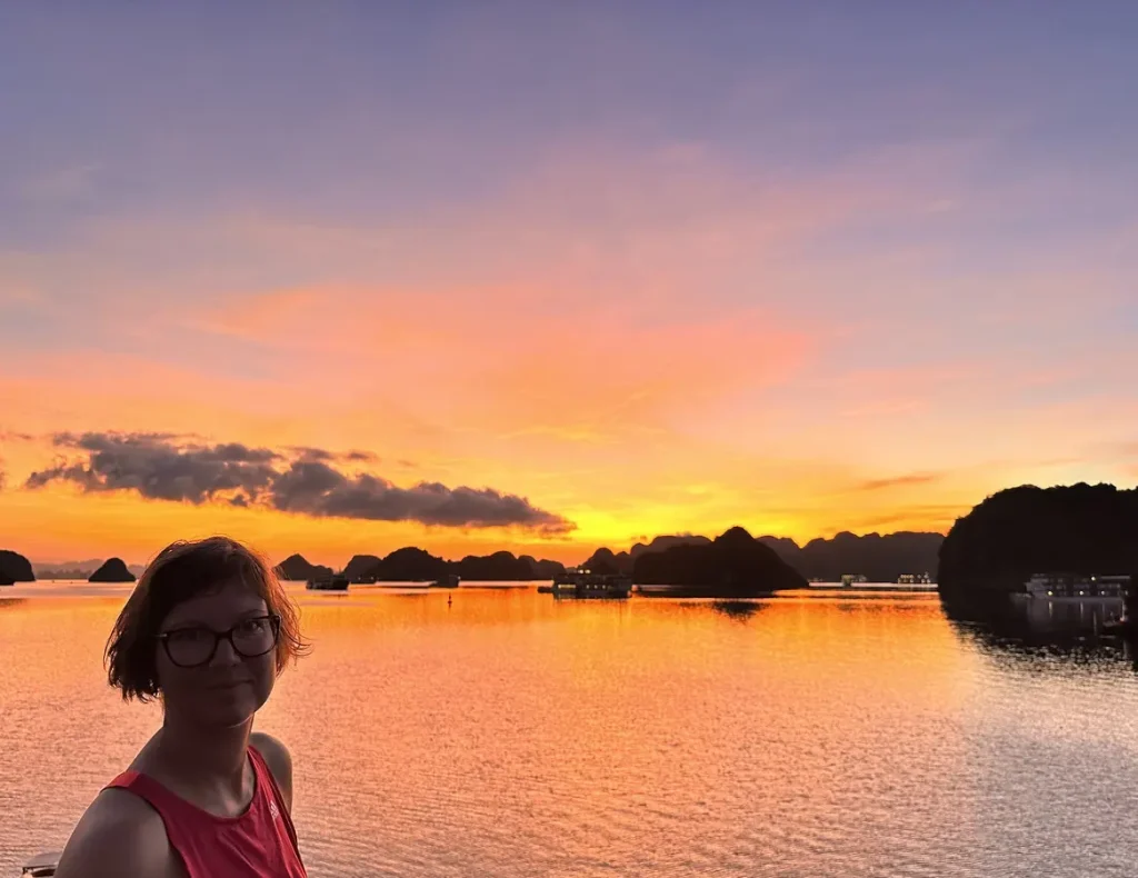 Früh am Morgen beim Sonnenaufgang und kurz vor der Tai Chi Stunde. Eine unheimliche Stille liegt über der Bucht.