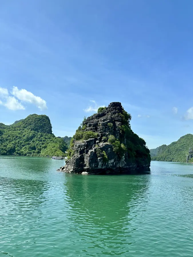 Die Halong-Bucht ist für ihr smaragdgrünes Wasser und die Tausende hoch aufragenden, von Regenwald bedeckten Kalksteininseln bekannt.