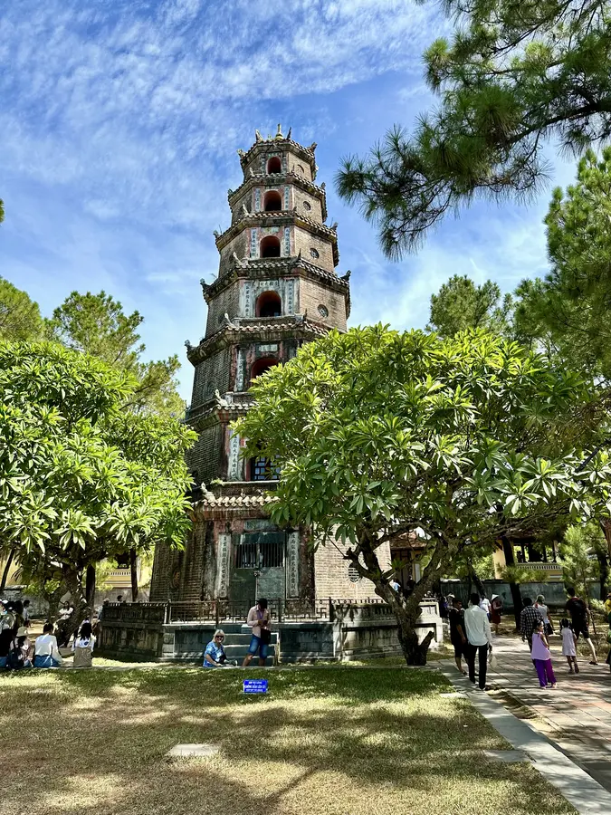 Dieser Turm wurde vom König Thieu Tri im Jahr 1844 gebaut. Es ist ein achteckiger Turm, 21 Meter hoch mit sieben Stockwerken. Er steht vor der Pagode.