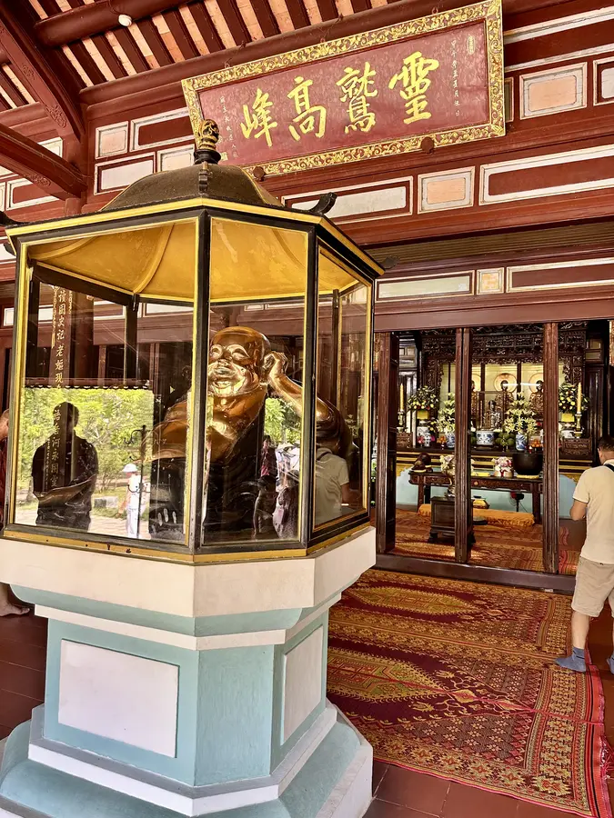 Im Dai Hung-Tempel (Haupttempel) werden Buddhastatuen aus Bronze geehrt, die im Giessereiviertel in Hue gegossen wurden.
