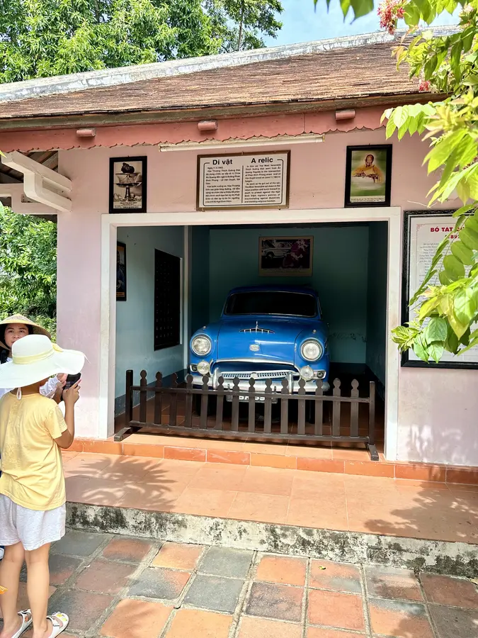 In der Pagode steht noch der Austin des Mönchs Thich Quang Duc, der 1963 damit aus Protest gegen die Buddhistenverfolgung nach Saigon fuhr, um sich dort zu verbrennen.
