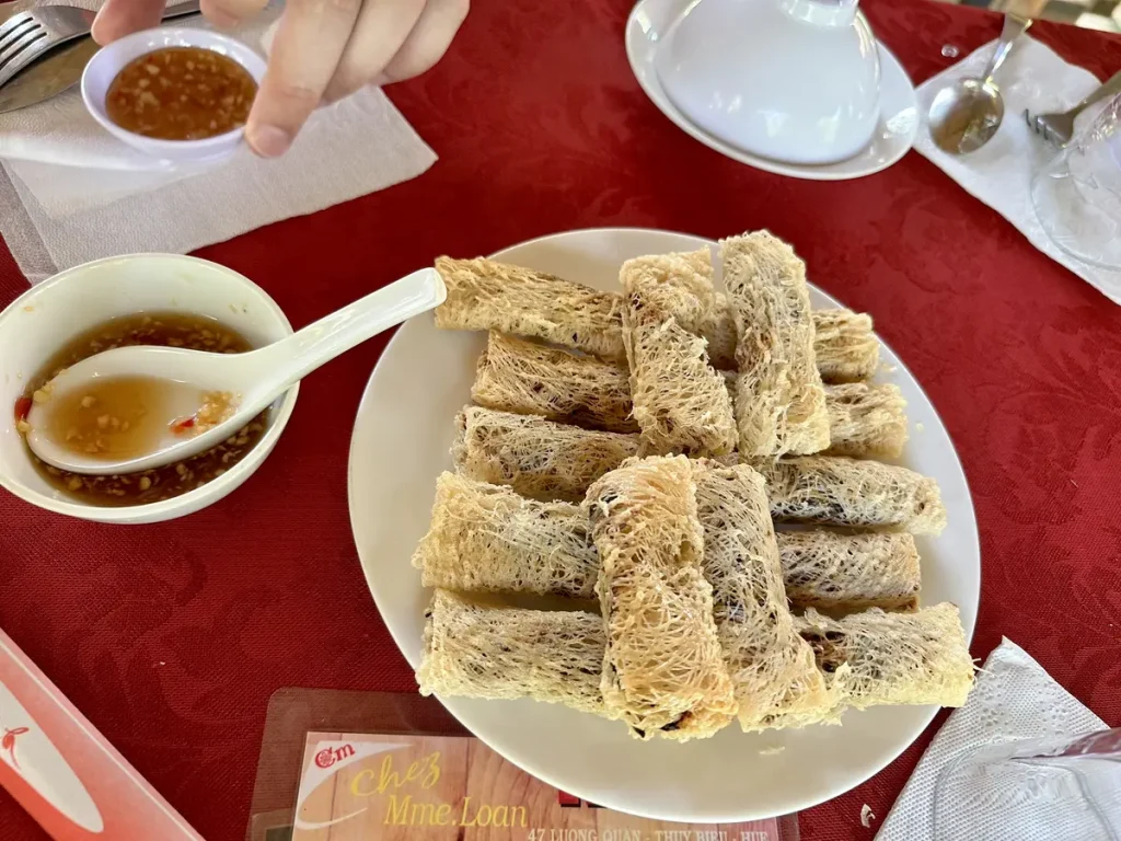 Knusprige Frühlingsrollen, natürlich mit der berühmten Fischsosse.