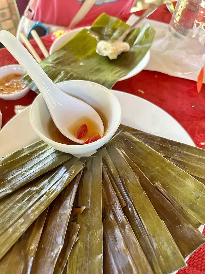 «Banh Nam» - typisch für Hue - Reisdumplings mit gemahlenen Shrimps.- und Schweinefleisch in ein Bananenblatt gewickelt.
