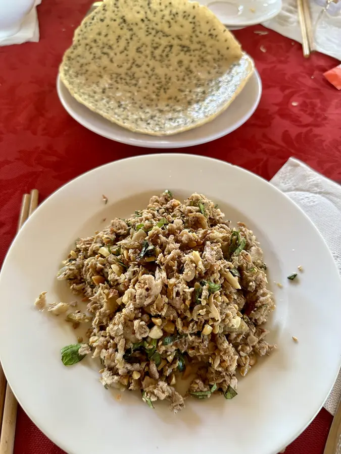 Salat mit Feigen und Reiscracker mit schwarzem Sesam.