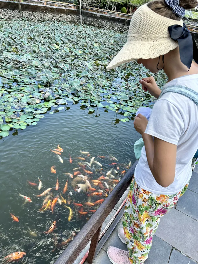 Eine willkommene Abwechslung: Fische füttern im Graben rings um die Zitadelle.