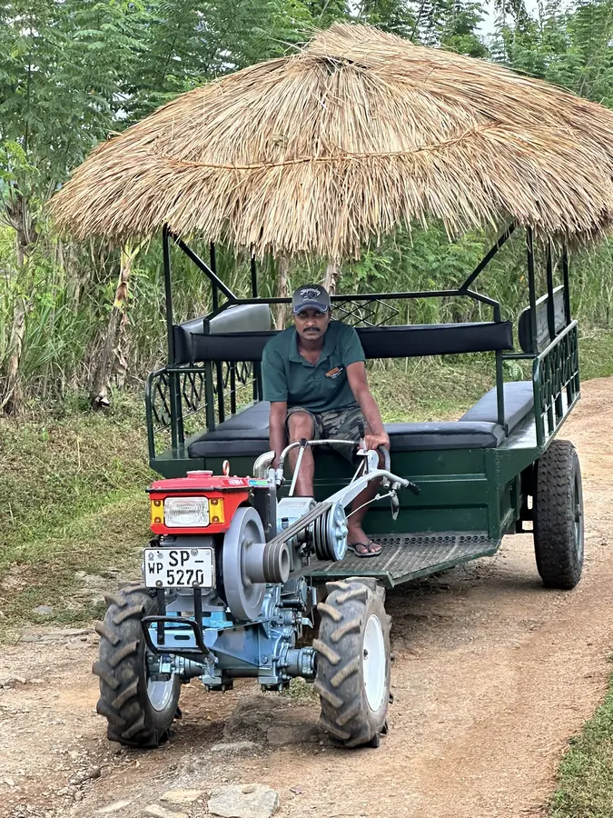 dieser Traktor bringt die Gäste zum Resort, denn die Autos schaffen den Weg nicht