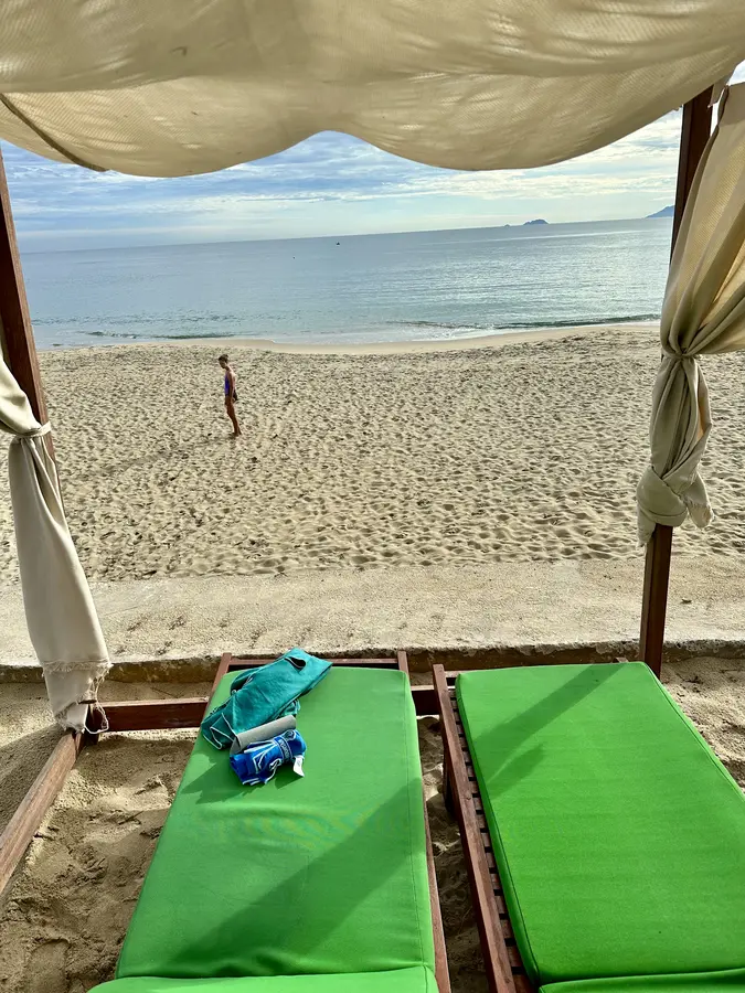 Strandliegen mit Dach.