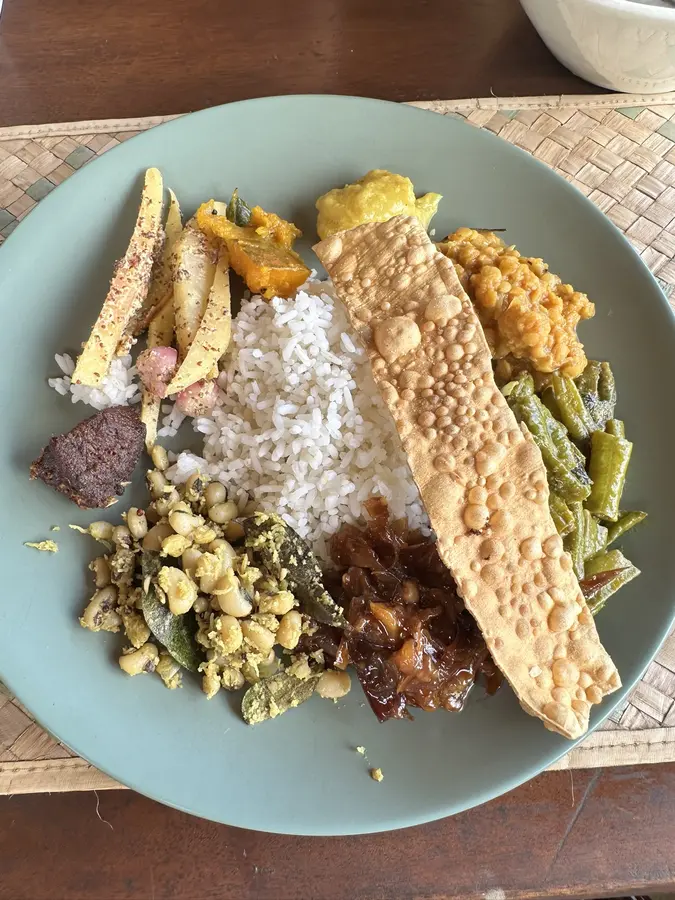 «Curry» heisst Mischung, in Sri Lanka gibt es meist Reis mit ganz vielen verschiedenen «Currys» ringsherum: Gemüsecurry, Hühnercurry, Fischcurry etc.