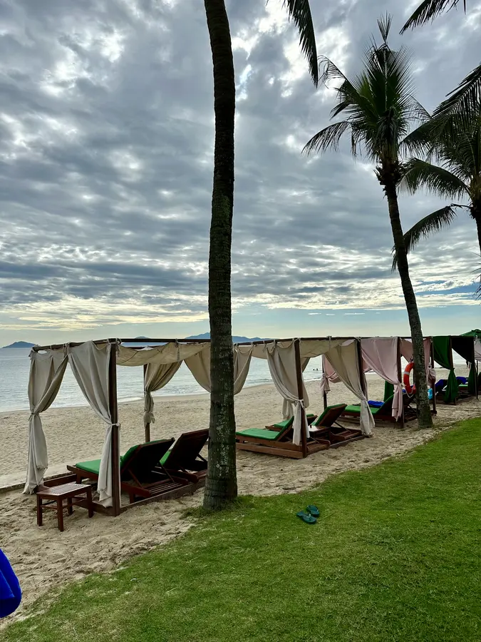 Am Strand unseres Resorts.