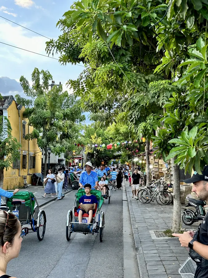 Viele Touristen lassen sich auch von Rikschas transportieren.
