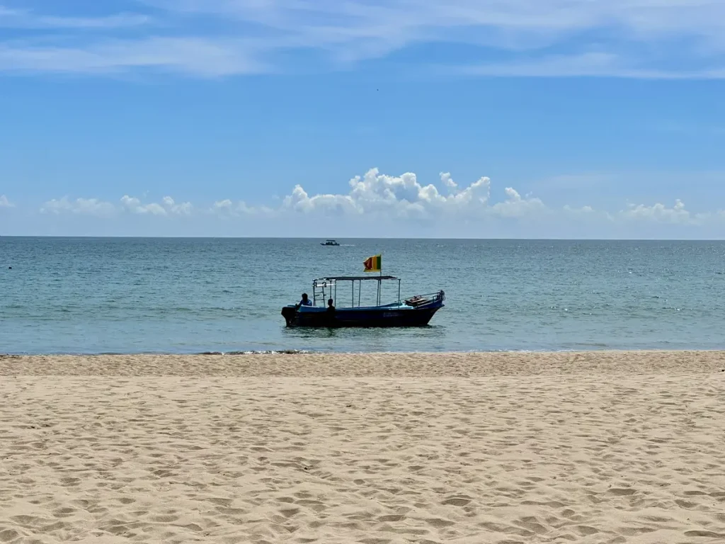 los geht, direkt vom Strand des Maalu Maalu werden wir abgeholt