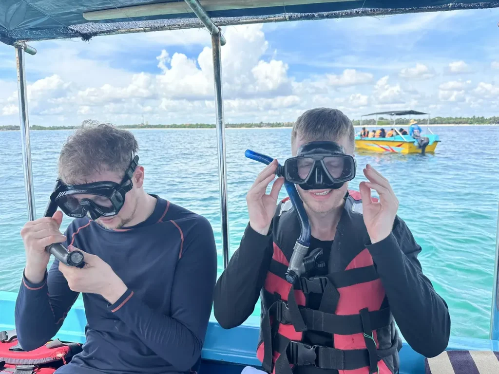 mit Schwimmweste, Schnorchel und Taucherbrille ausgerüstet für die nächsten Stunden