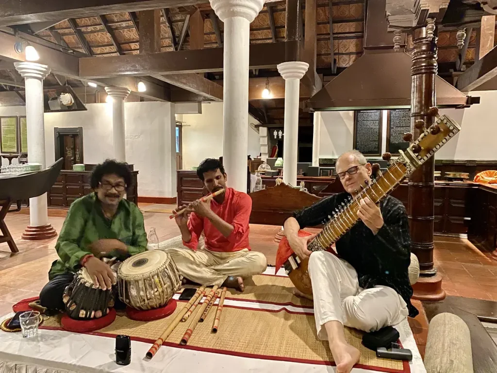 Abends durfte ich meine Sitar hervornehmen. Ich spielte zusammen mit den lokalen Musikern: Remesh Cochin (Flötenspieler) und Ranjith Gandharv (Tablaspieler). Eine Improvisationen indischer Ragas.
