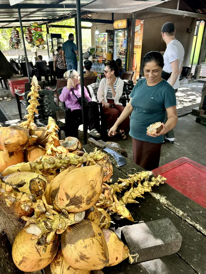 eine Kingcoconut vom Strassenrand: super gut gegen Durst und Magenbeschwerden und gibt viel Energie!
