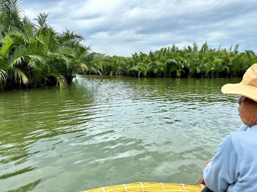 Dann ging es weiter auf dem kleinen wackeligen Korbboot, welches mit nur einem Paddel gesteuert wird.