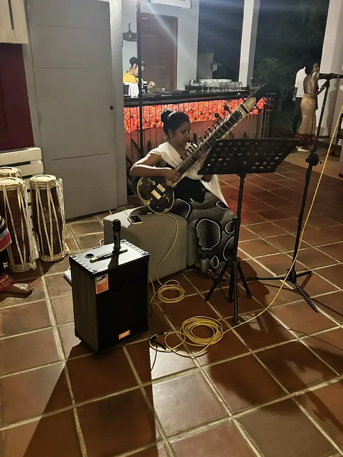 Sitar-Spielerin am Abend