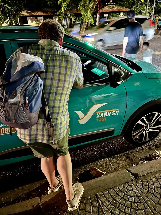 Rückfahrt zum Strandhotel im Elektro-Taxi, das finden wir super!